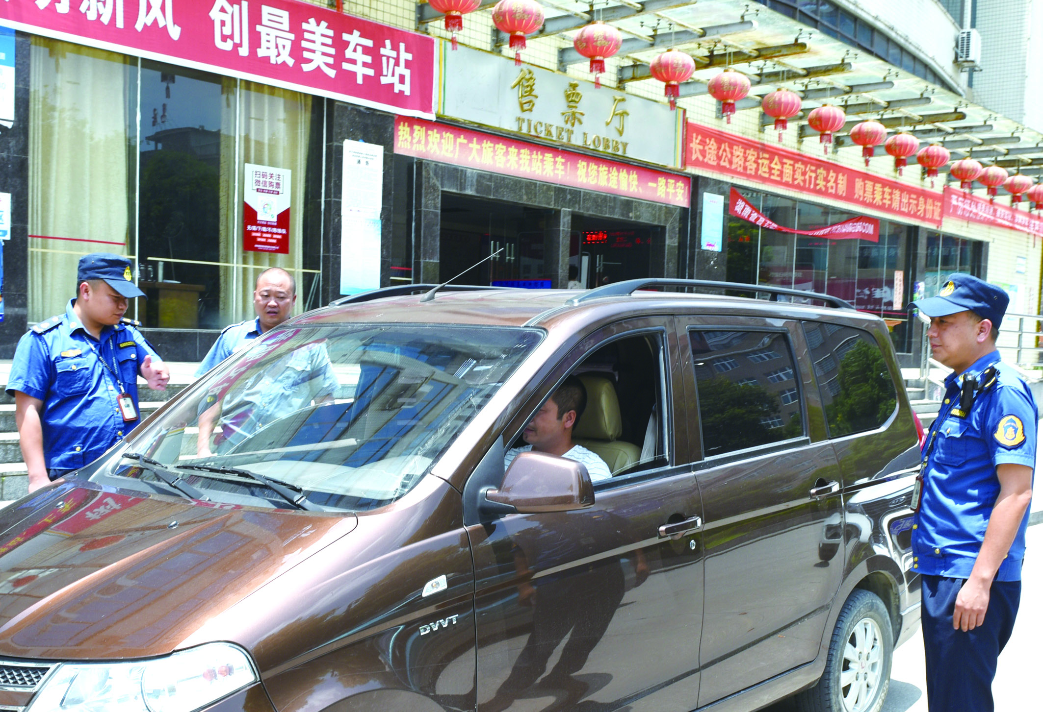 7月10日，洞口縣黃橋鎮(zhèn)副鎮(zhèn)長謝揚標（右）在黃橋汽車站檢查營運客車安全檢查情況。近段時間以來，黃橋汽車站全面排查交通安全等方面存在的安全隱患，并及時予以整改到位，做到防患于未然，確保安全生產(chǎn)工作萬無一失。據(jù)了解，今年上半年已消除交通安全隱患10余起。  李祖冠    攝影報道 