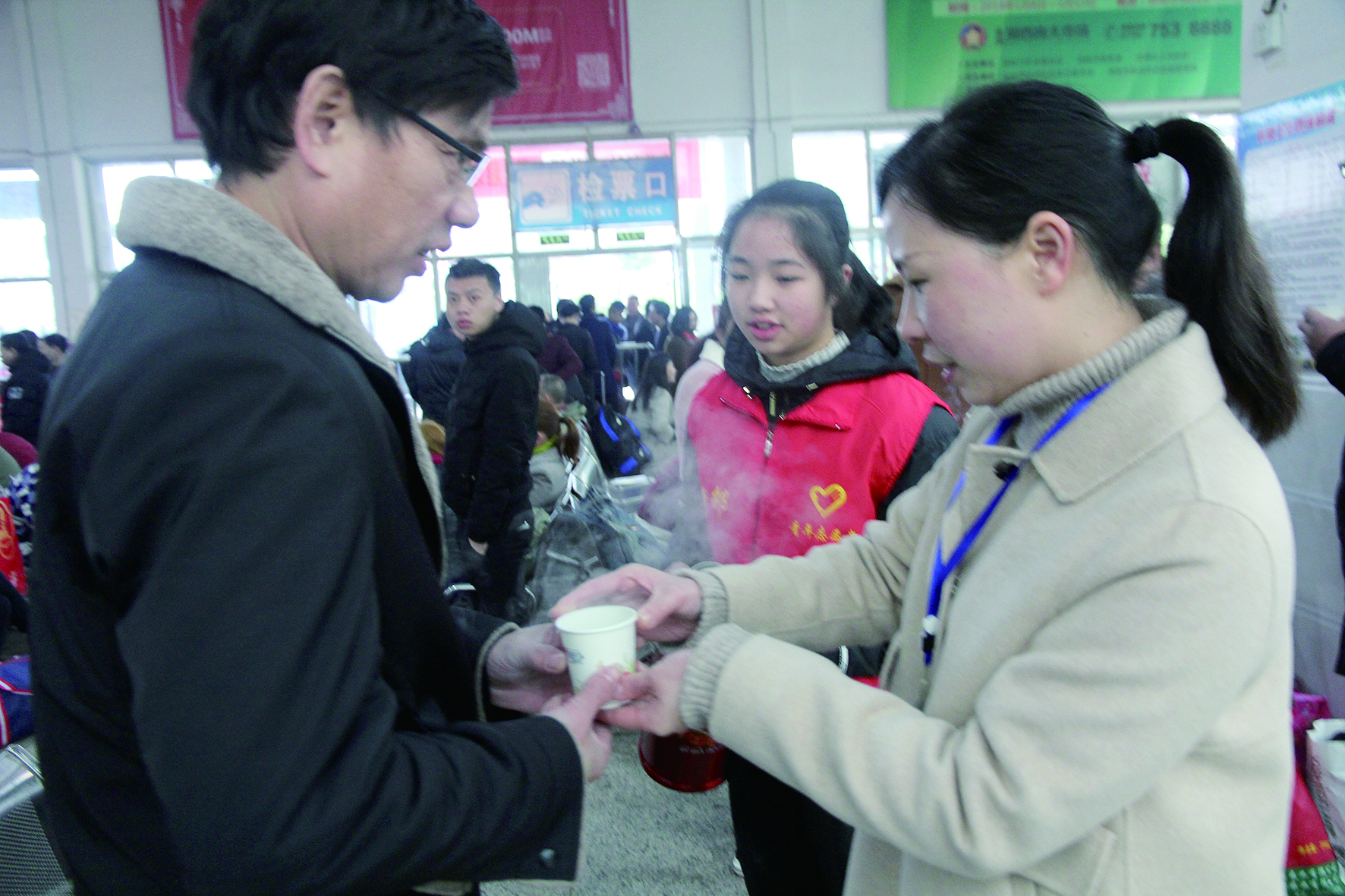 母女服務(wù)春運(yùn) 2月13日，記者在新邵分公司汽車(chē)站看到，該分公司安全科副科長(zhǎng)李喜梅與其在新邵一中初中部1701班就讀女兒劉嘉怡在車(chē)站擔(dān)當(dāng)志愿者。李喜梅在候車(chē)室耐心為旅客釋疑解惑，劉嘉怡為旅客遞上一杯杯熱茶，有時(shí)母女也相互合作，其樂(lè)融融。 祖冠 攝影報(bào)道