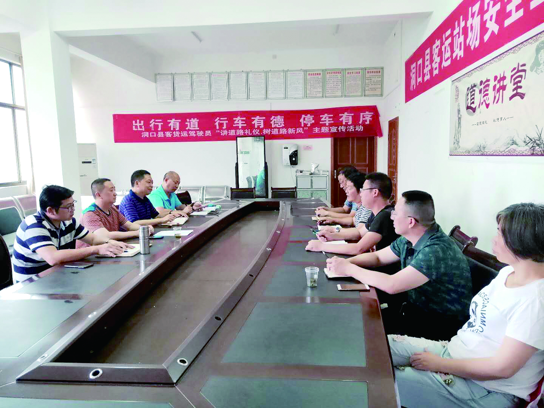 6月12日至13日，集團(tuán)公司董事、副總經(jīng)理唐新宇率辦公室、房產(chǎn)基建、企管部門負(fù)責(zé)人深入分公司就門面合同等事項(xiàng)進(jìn)行核查和清理，并對(duì)門面經(jīng)營(yíng)狀況調(diào)研。據(jù)悉，兩天時(shí)間核對(duì)門面合同144份。 ? 為切實(shí)加強(qiáng)企業(yè)內(nèi)部管理，集團(tuán)公司決定對(duì)全司門面管理開(kāi)展清理，成立集團(tuán)公司門面清理領(lǐng)導(dǎo)小組以抓好此項(xiàng)工作。圖為唐新宇（左二）在洞口客運(yùn)分公司部署相關(guān)工作。 祖冠 攝影報(bào)道