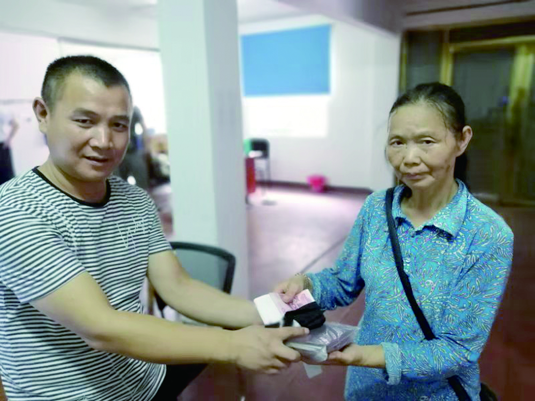 點贊！6500元現(xiàn)金完璧歸趙 （王智春 李高雄報道）