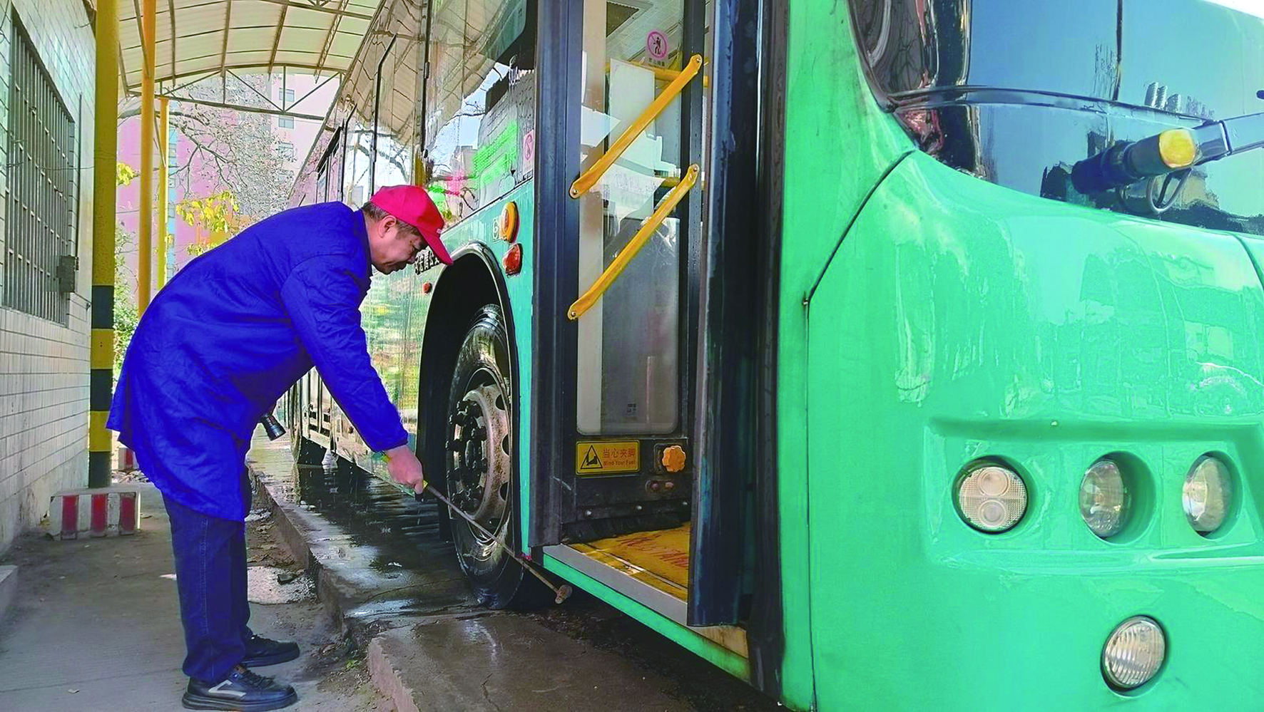 春運(yùn)首日，我司各汽車站以熱情服務(wù)—— 讓乘客臉上多一份笑容